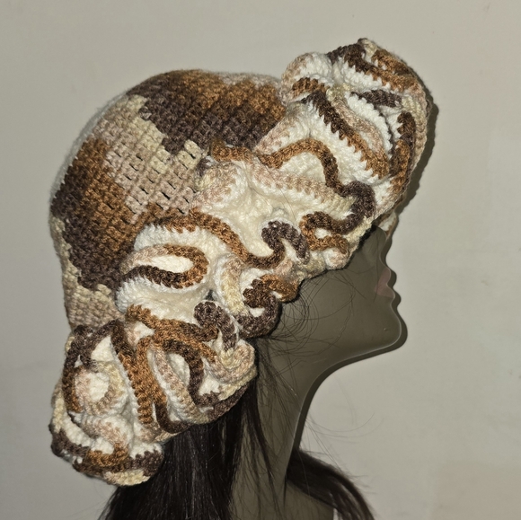 Crochet ruffle hat - Picture 2 of 5